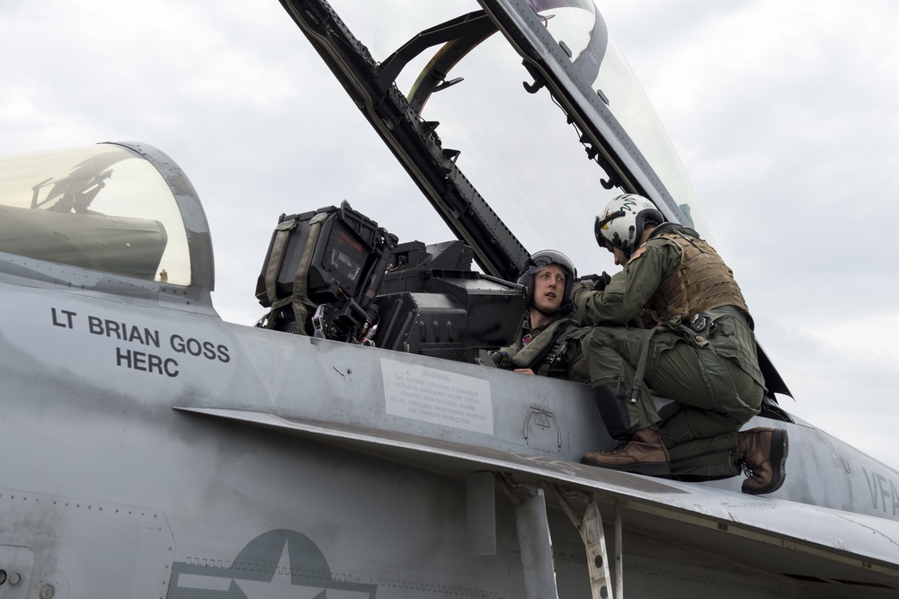 ONR Global Science Advisor Takes Orientation Flight in F/A-18E/F Super Hornet