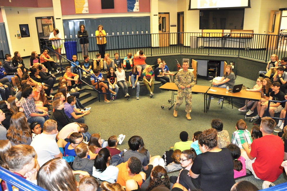 Army Corps of Engineers Buffalo District Commander shows leadership by engaging students