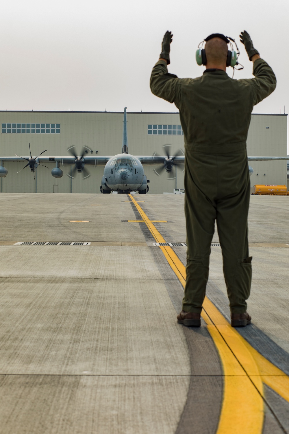 VMGR-152 conducts hot refuel test