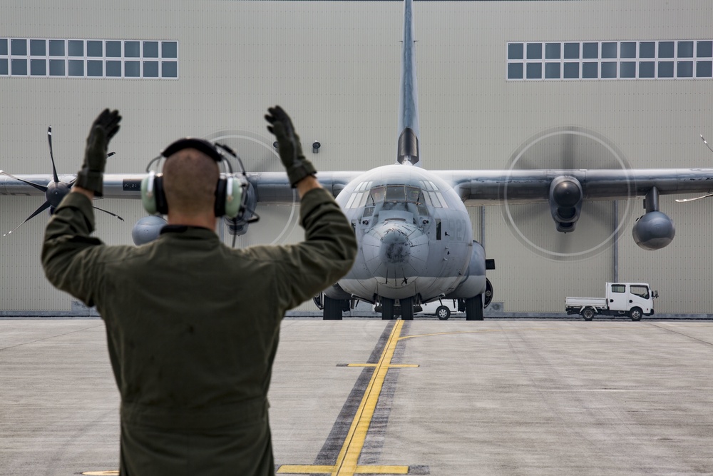 VMGR-152 conducts hot refuel test