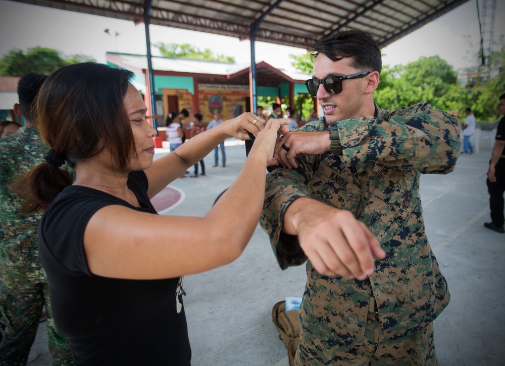 How to Save a Life | U.S. Marines and Navy Corpsmen teach life saving techniques in the Philippines