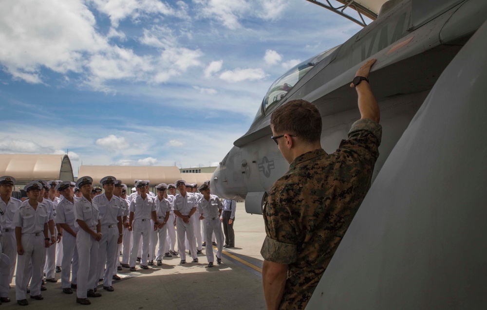 JMSDF aviation cadets learn about Marine aviation