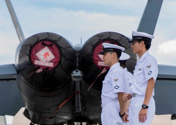 JMSDF aviation cadets learn about Marine aviation