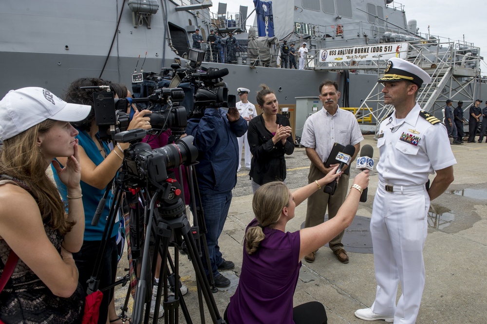 USS Mahan (DDG 72) return to homeport