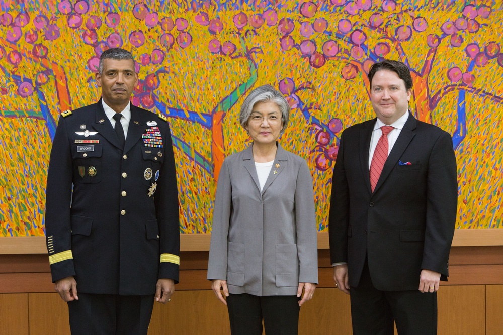 Gen. Brooks, Chargé d’Affaires Knapper, Minister Kang Meet for First Time