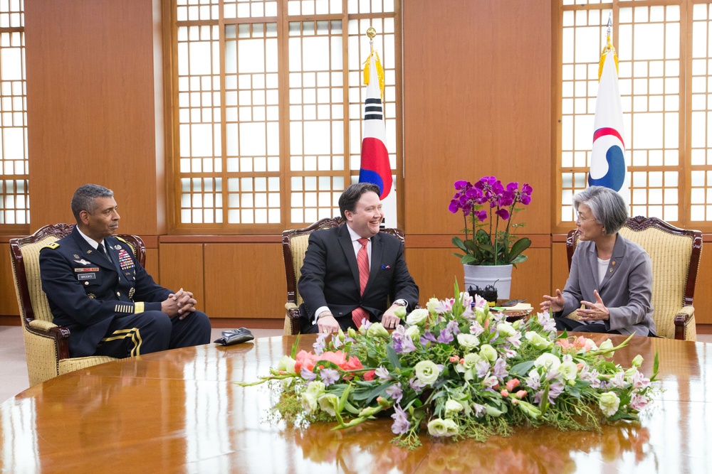 Gen. Brooks, Chargé d’Affaires Knapper, Minister Kang Meet for First Time