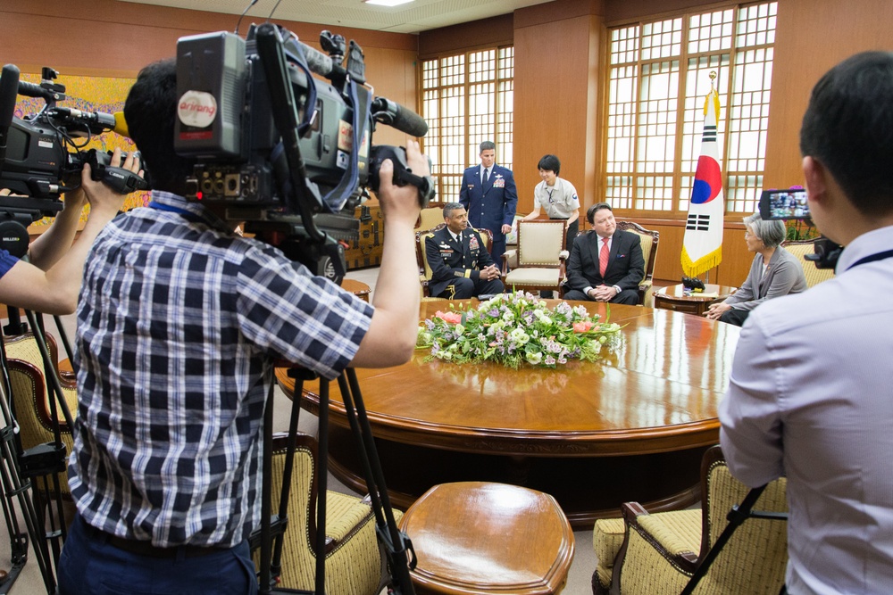 Gen. Brooks, Chargé d’Affaires Knapper, Minister Kang Meet for First Time