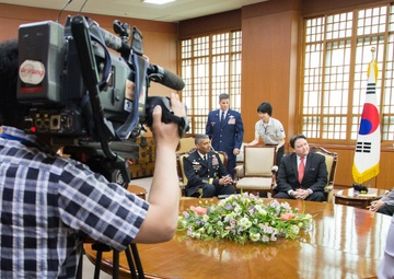 Gen. Brooks, Chargé d’Affaires Knapper, Minister Kang Meet for First Time