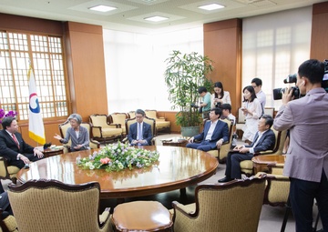 Gen. Brooks, Chargé d’Affaires Knapper, Minister Kang Meet for First Time