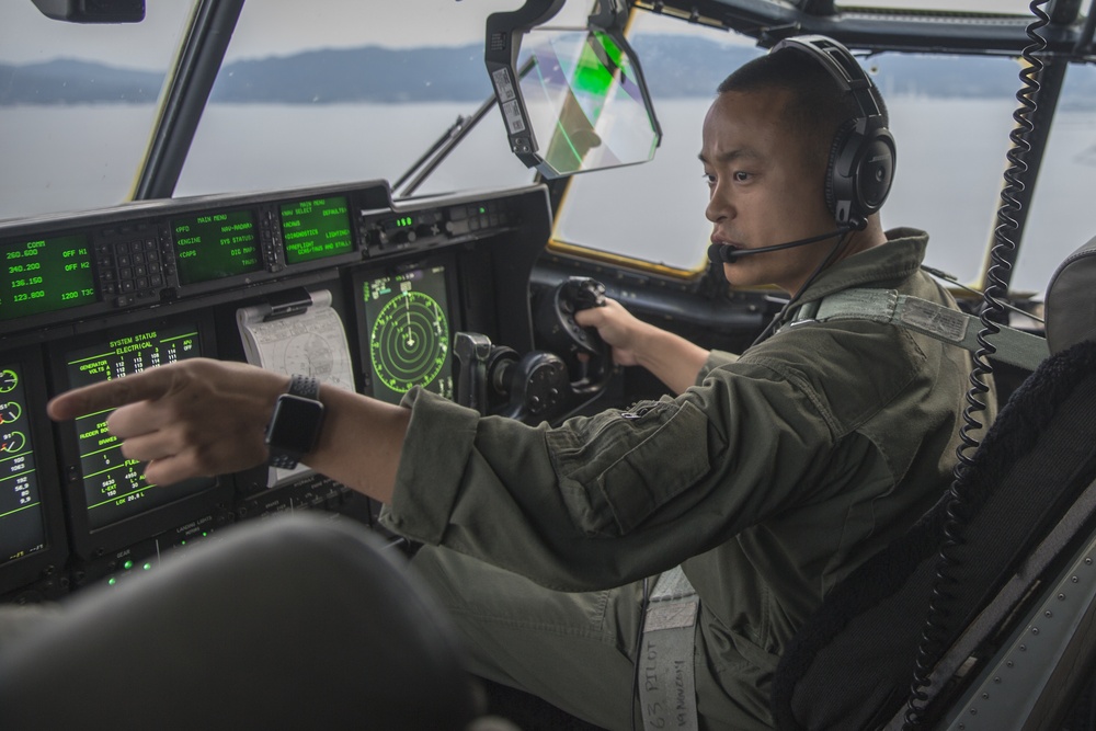 MACS-4, VMGR-152 train with expeditionary runway