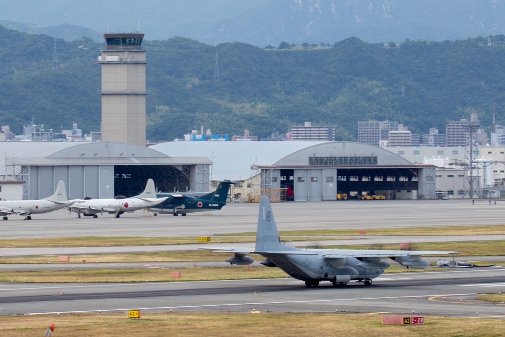 MACS-4, VMGR-152 train with expeditionary runway