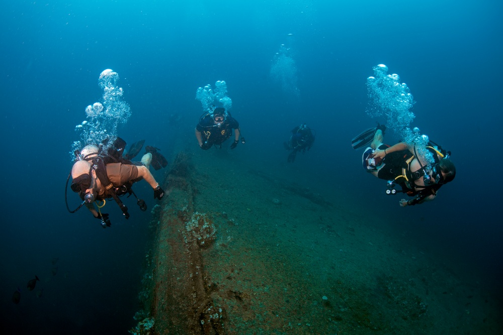 EOD Sailors Dive in Apra Harbor