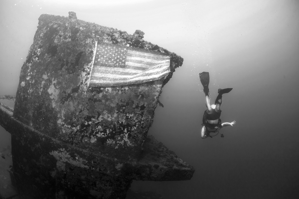 EOD Sailors Dive in Apra Harbor