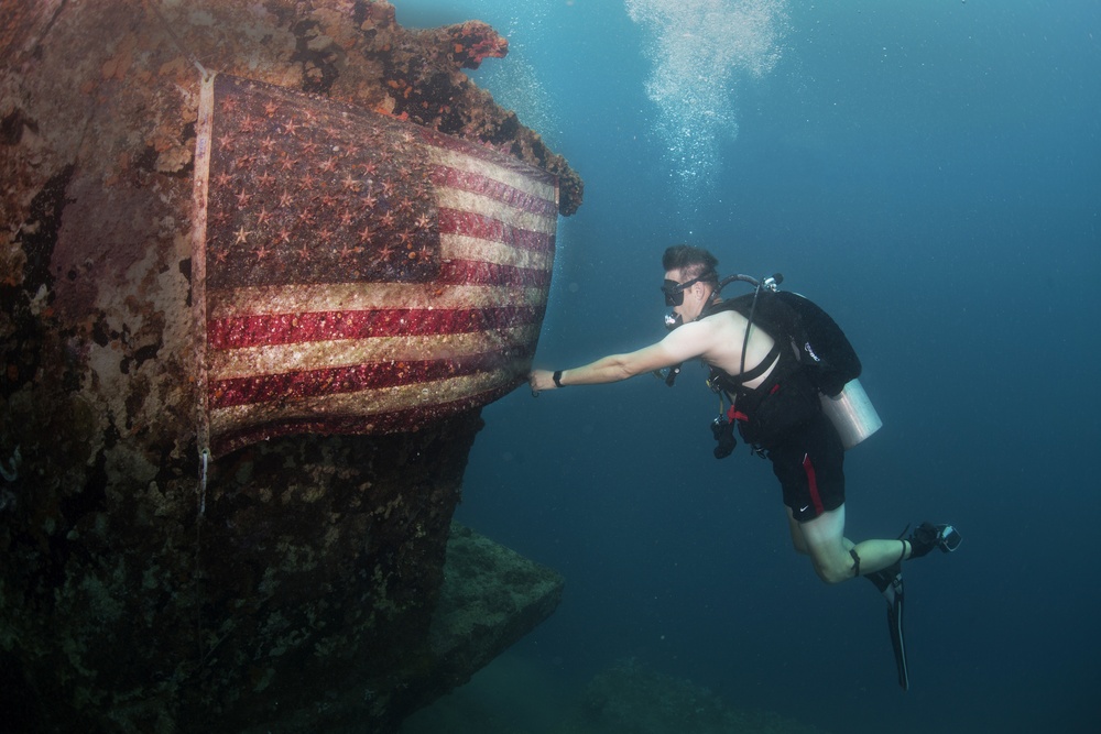 EOD Sailors Dive in Apra Harbor