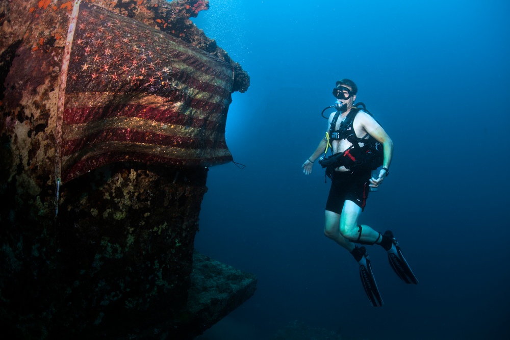 EOD Sailors Dive in Apra Harbor