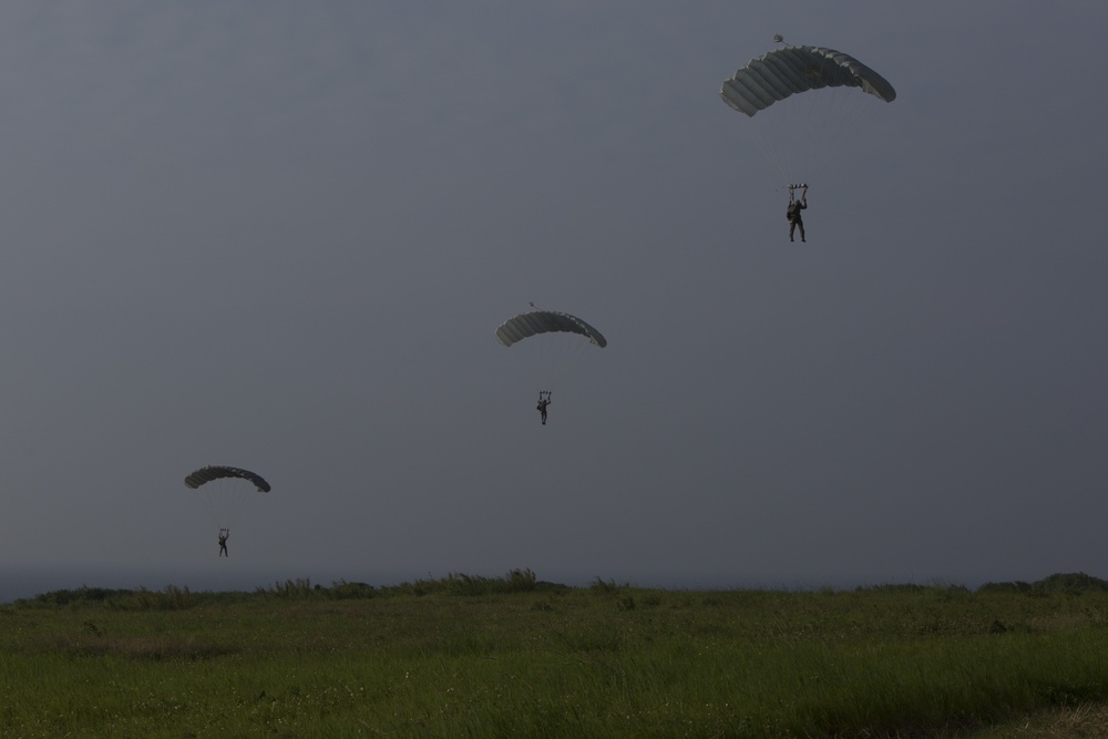 Reconnaissance Jumps into Ie Shima