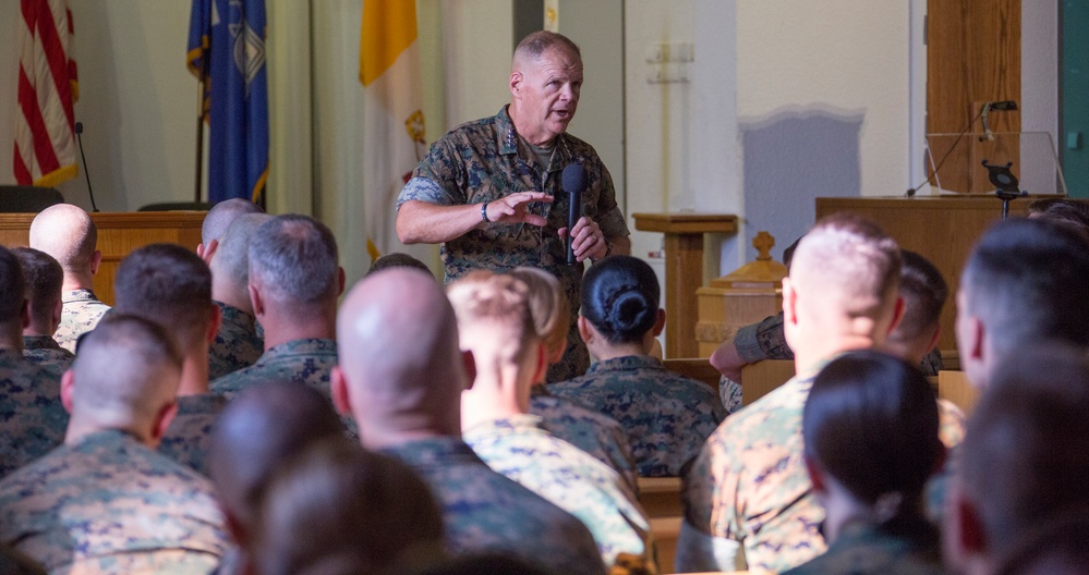 CMC Visits Marines in Germany