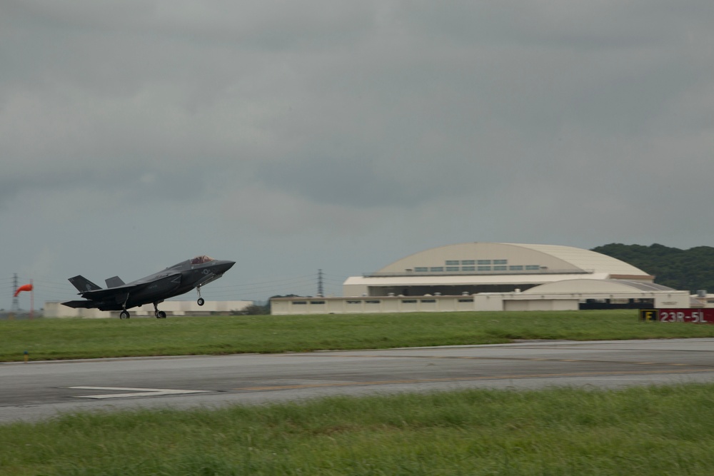 F-35B Lightning II arrives in Okinawa