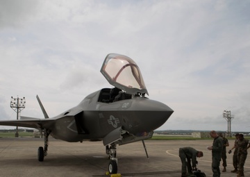 F-35B Lightning II arrives in Okinawa