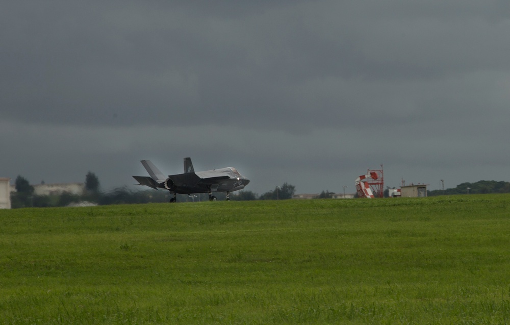 F-35 Lightning II arrives in Okinawa