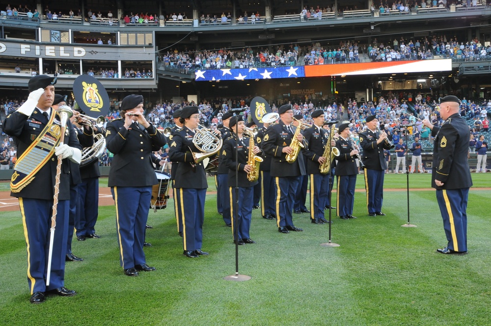 Soldiers, future Soldiers participate in Mariner’s Army Night