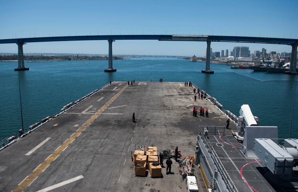 USS Makin Island Ammo Off-Load