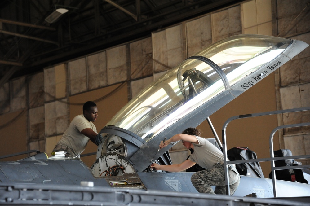 Egress F-16 Seat Removal