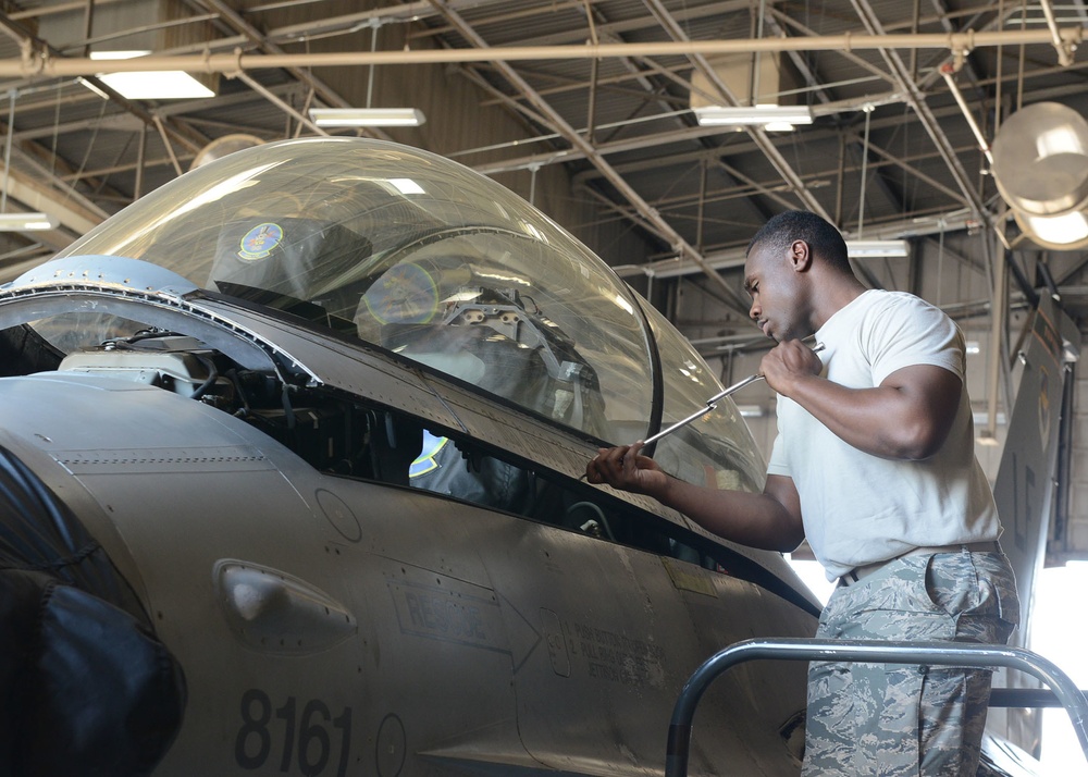 Egress F-16 Seat Removal