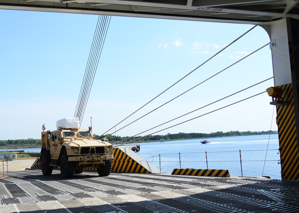 841st Transportation Battalion conducts MRAP on-loading Operation