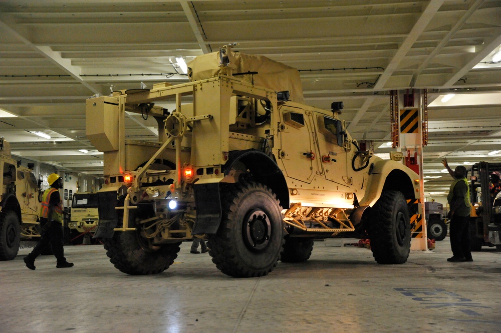 841st Transportation Battalion conducts MRAP on-loading Operation