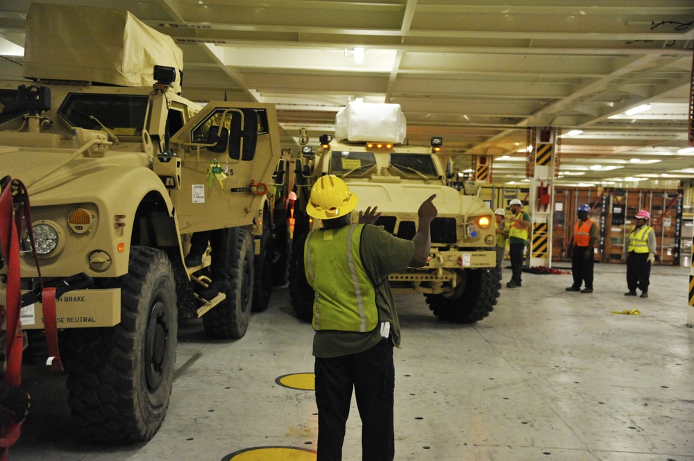 841st Transportation Battalion conducts MRAP on-loading Operation