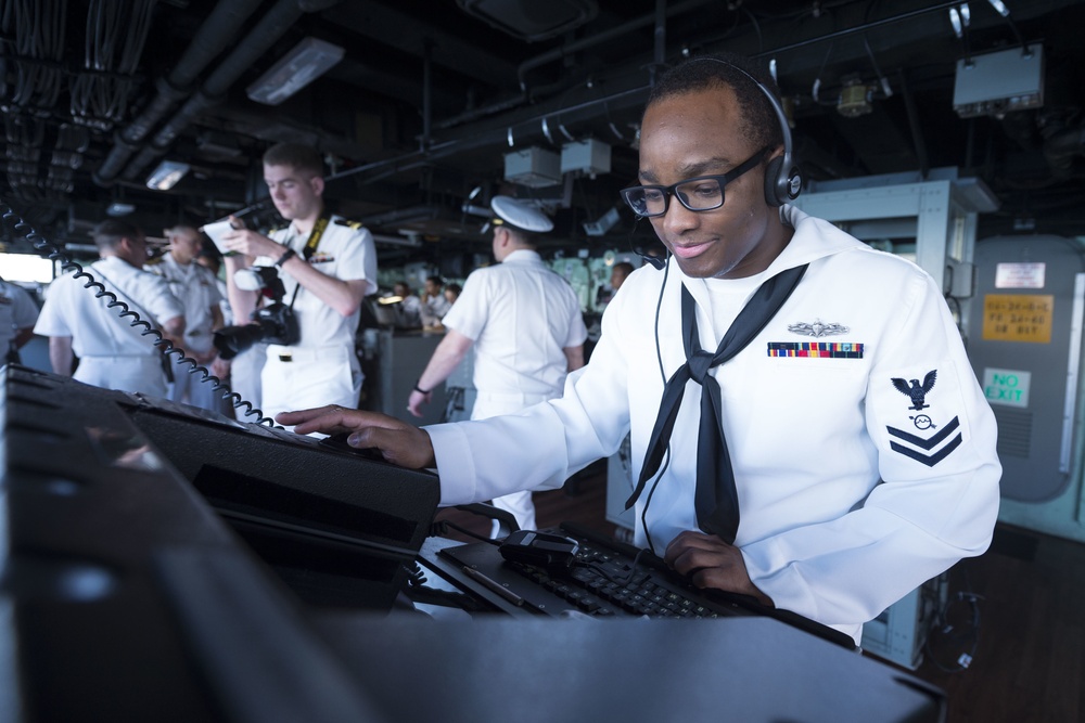 USS Green Bay visits Cairns, Australia