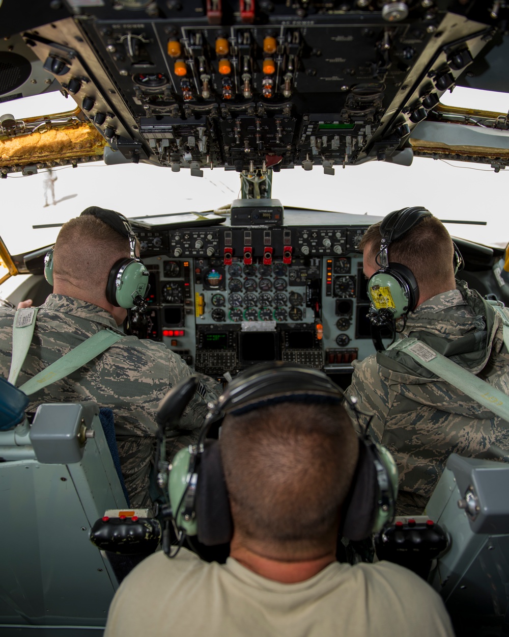 914th Aircraft Maintenance Trains on KC-135