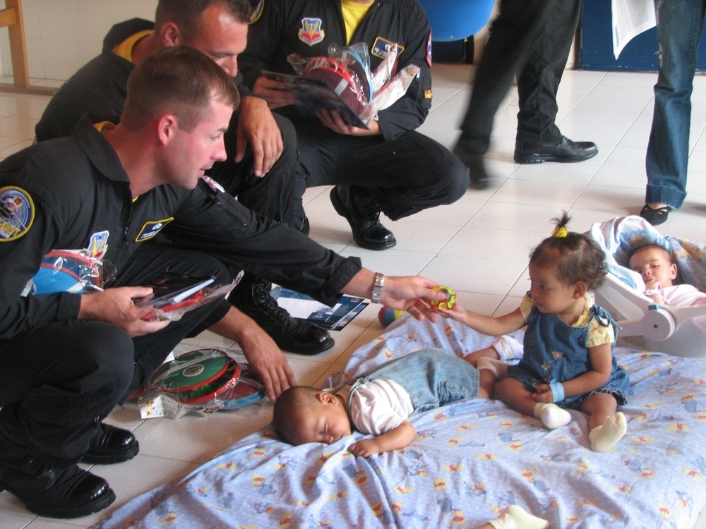 Demonstration team visits children in Colombia