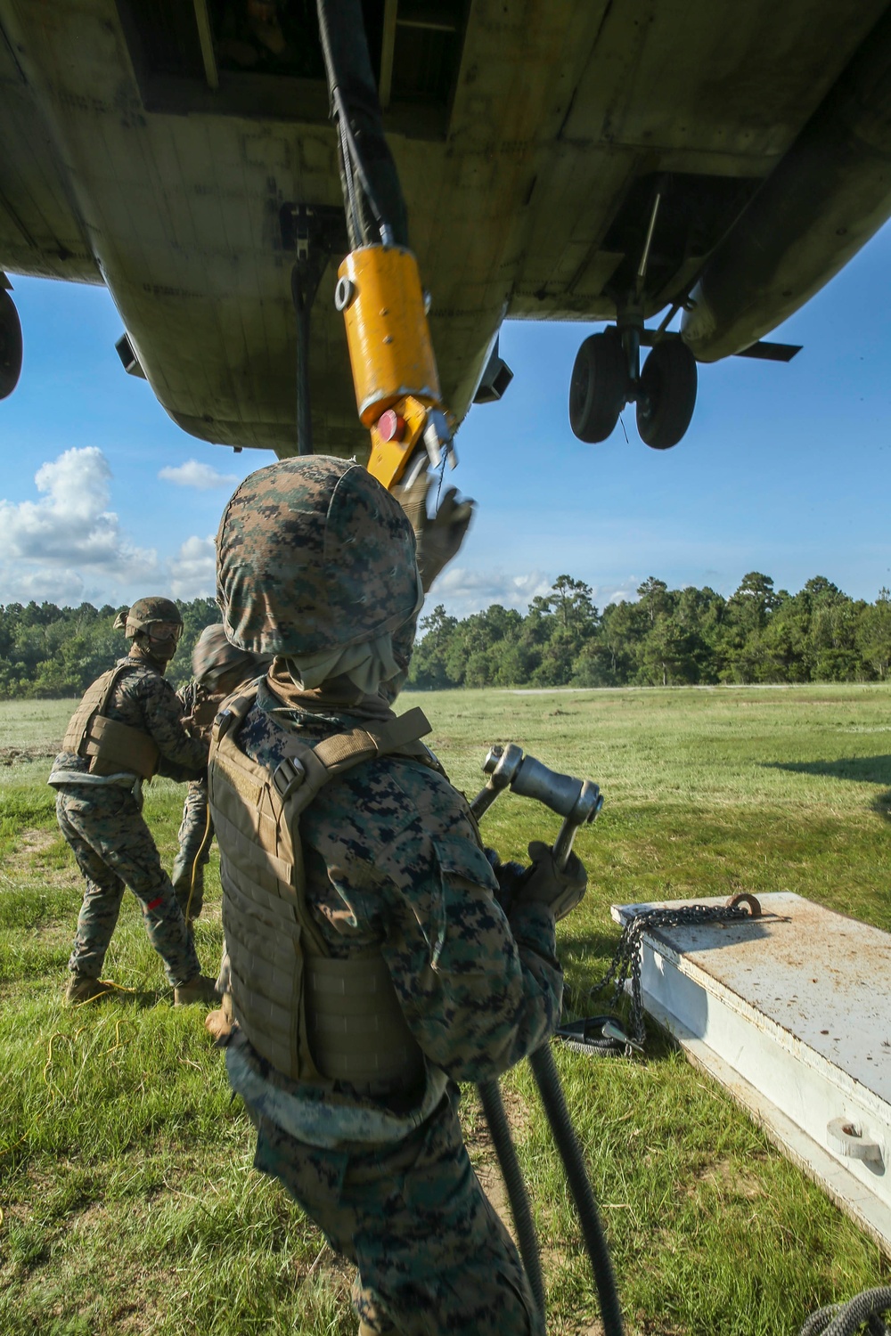 2nd TSB trains with a CH-53 Super Stallion