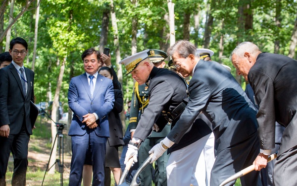 President Moon Jae-in of the Republic of Korea visits the National Museum of the Marine Corps