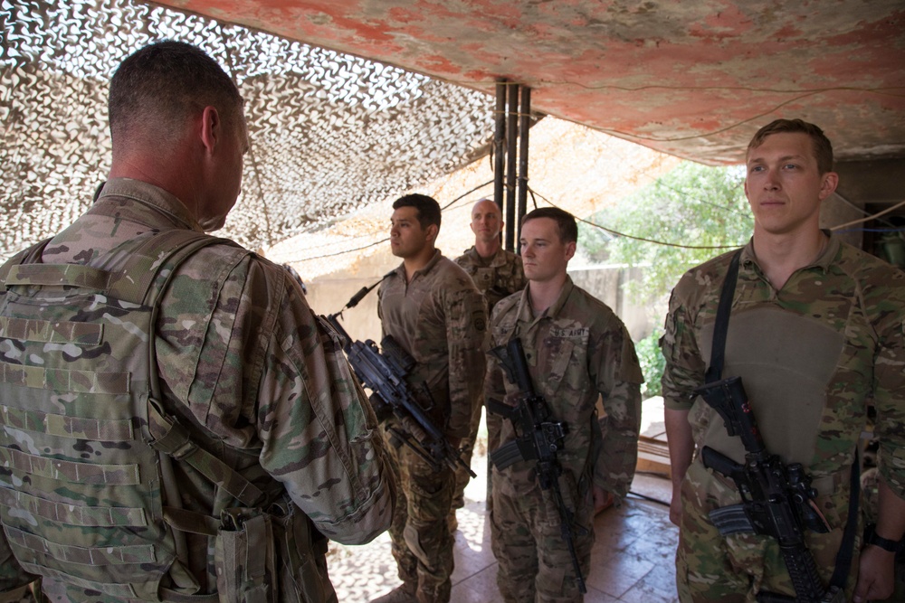 Maj. Gen. Martin Recognizes Excellence in Paratroopers