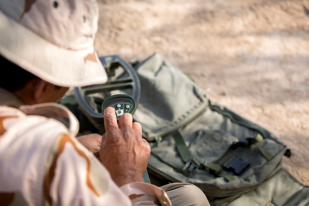 Iraqi army mine detection training led by U.K. army trainers