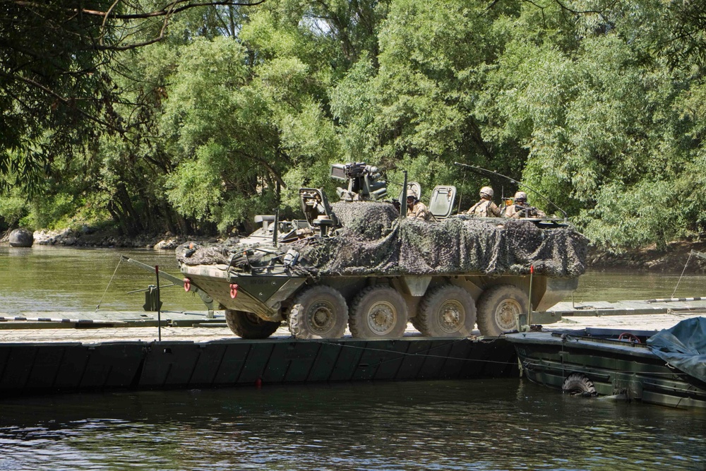 US and Hungarian soldiers conduct tacticle water crossing