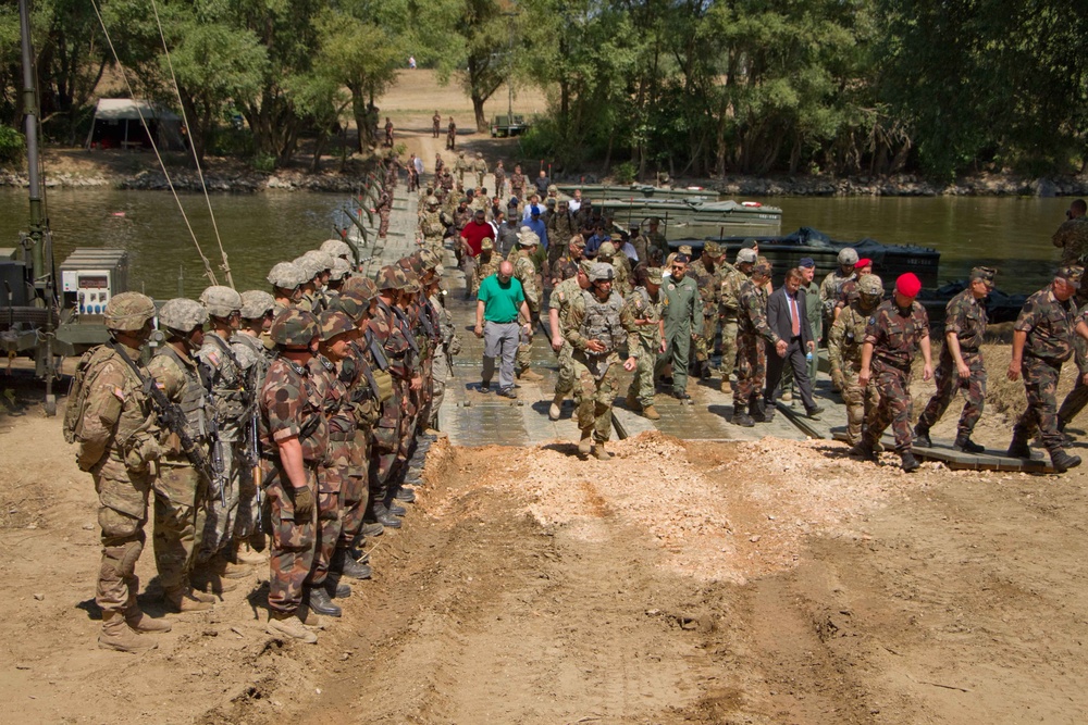 US and Hungarian soldiers conduct tactical river crossing