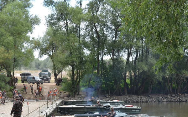 US, Hungary conduct tactical river crossing during Szentes Axe 2017