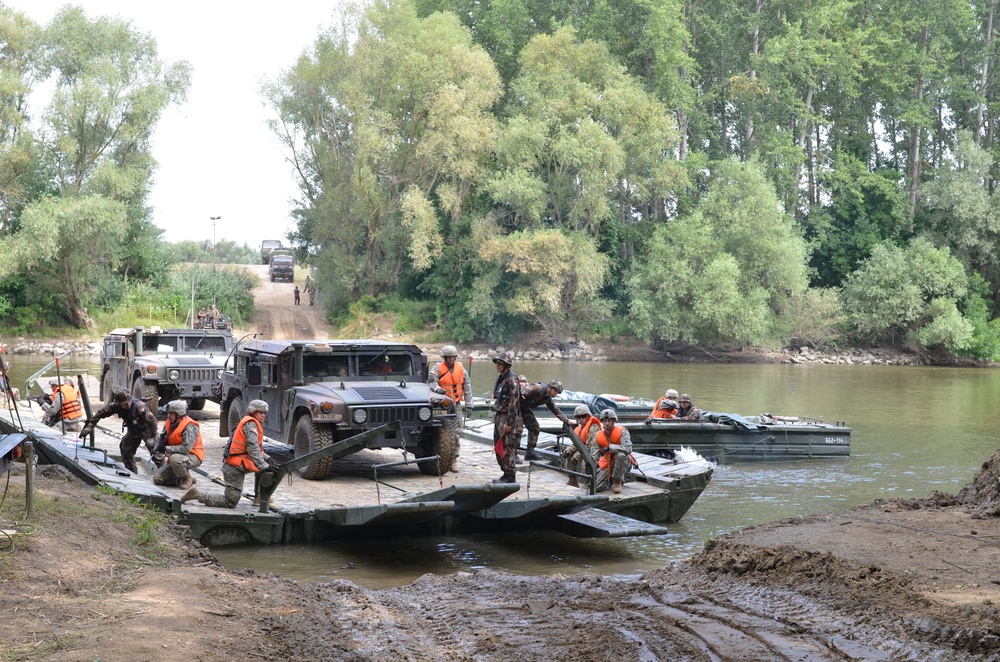 US, Hungary conduct tactical river crossing during Szentes Axe 2017