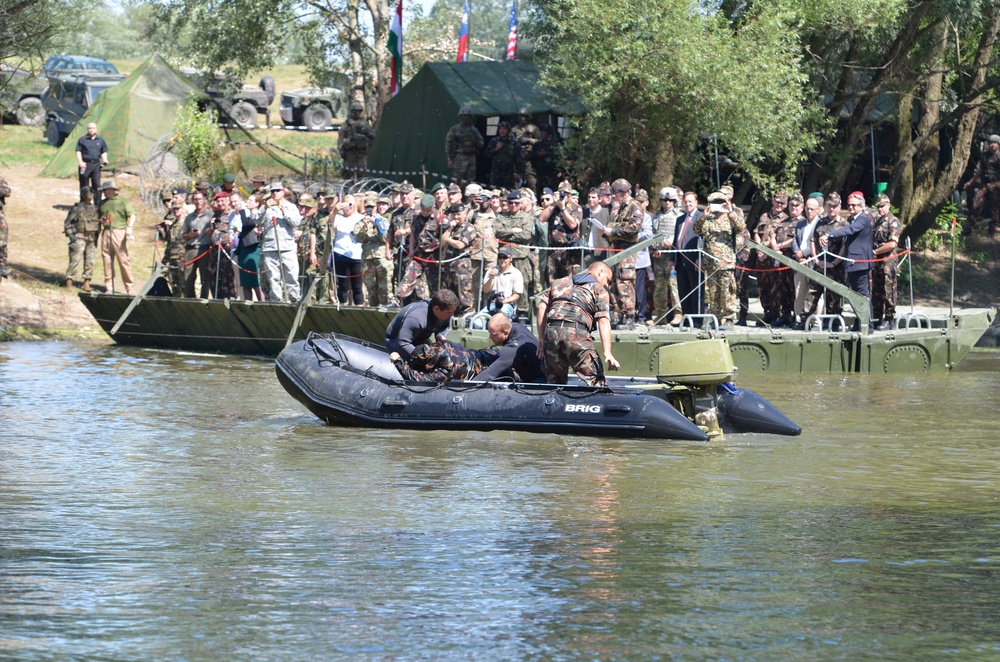 US, Hungary conduct tactical river crossing during Szentes Axe 2017