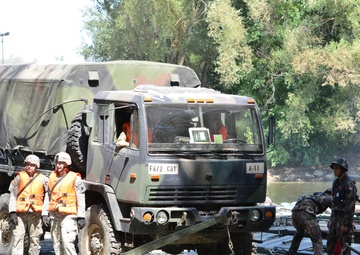 US, Hungary conduct tactical river crossing during Szentes Axe 2017