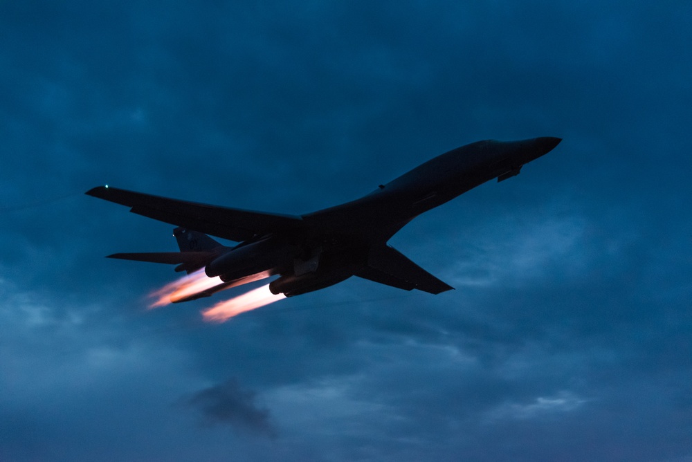 First for U.S., Japan air forces: nighttime training over East China Sea