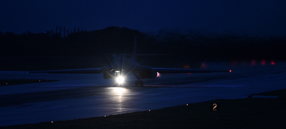First for U.S., Japan air forces: nighttime training over East China Sea