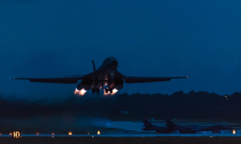 First for U.S., Japan air forces: nighttime training over East China Sea