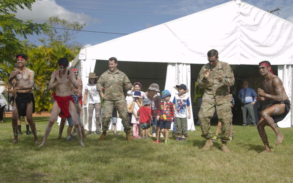 Darumbal Indigenous people teach U.S. Army soldiers the traditional welcoming dance