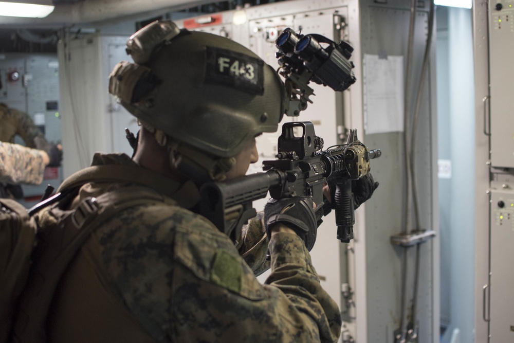 Marine RECON Training aboard USS Bonhomme Richard (LHD 6)