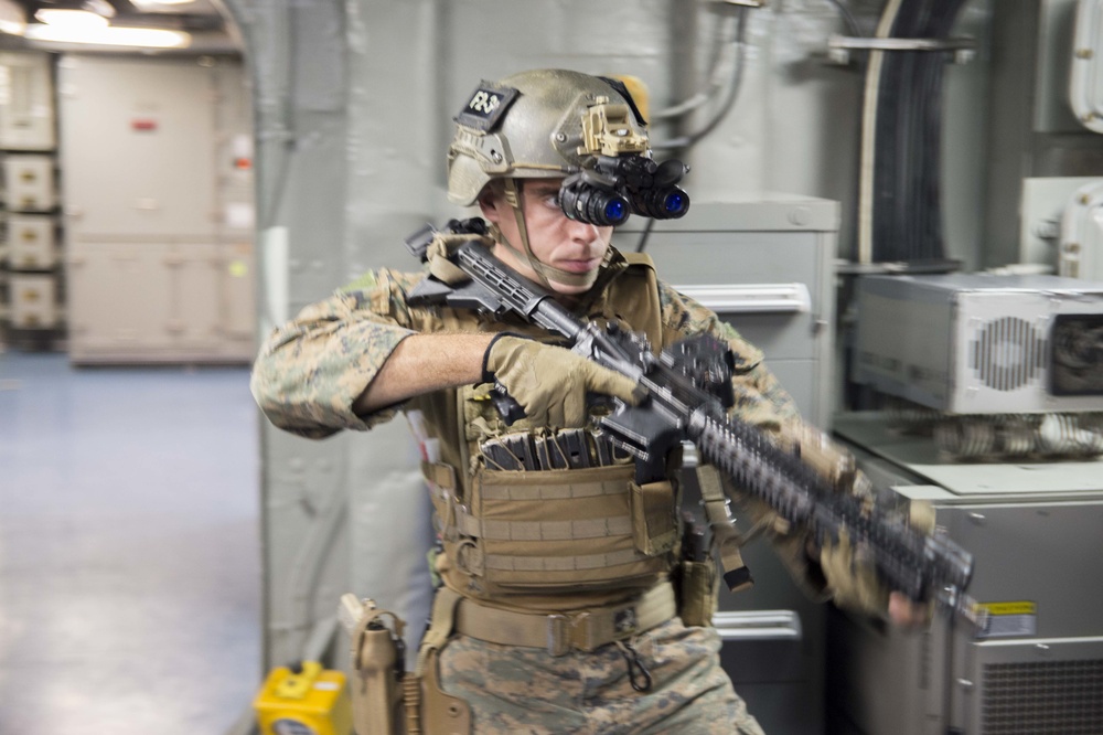 Marine RECON Training aboard USS Bonhomme Richard (LHD 6)